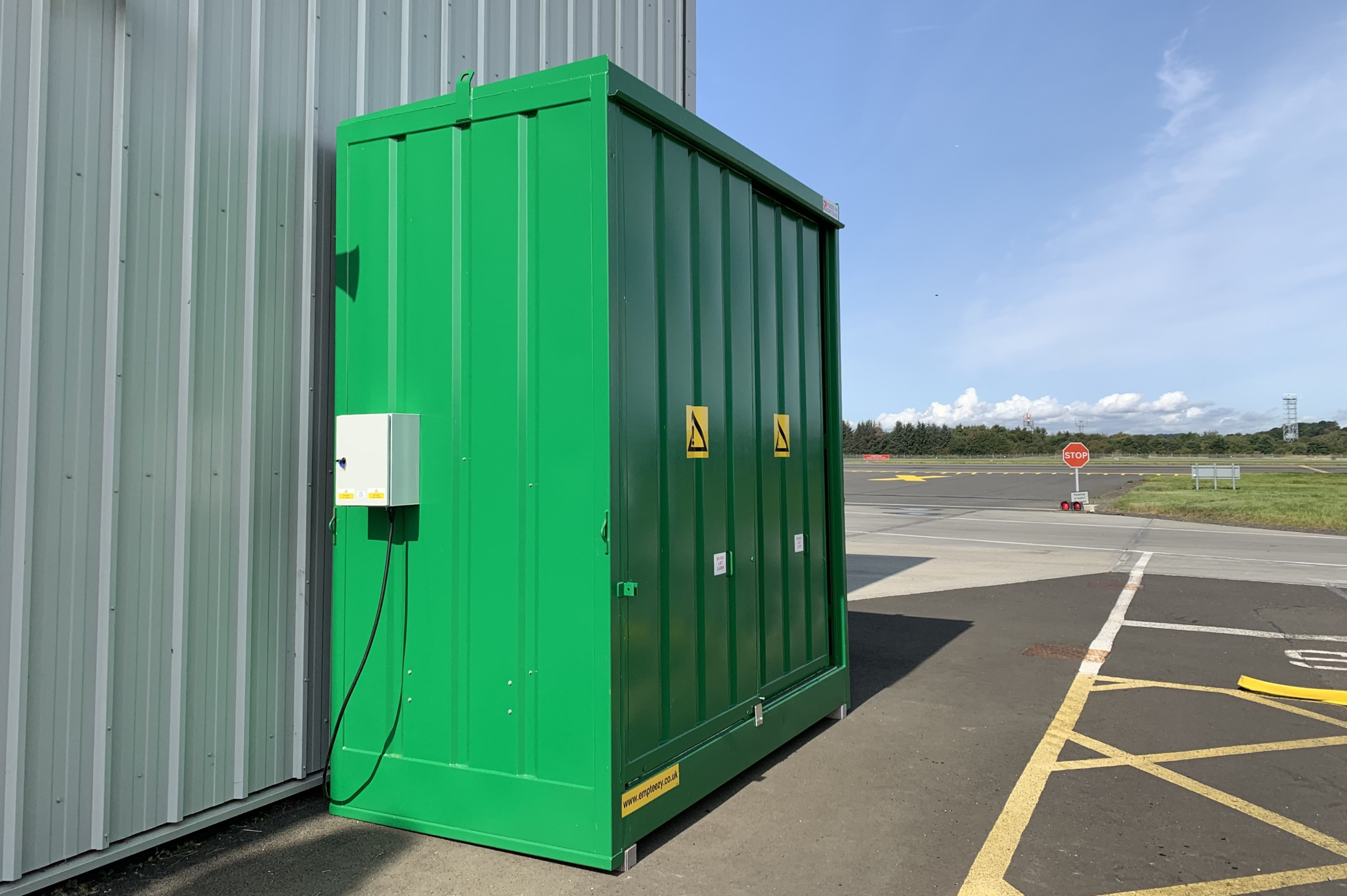 Edinburgh Airport DPU16 green with closed doors