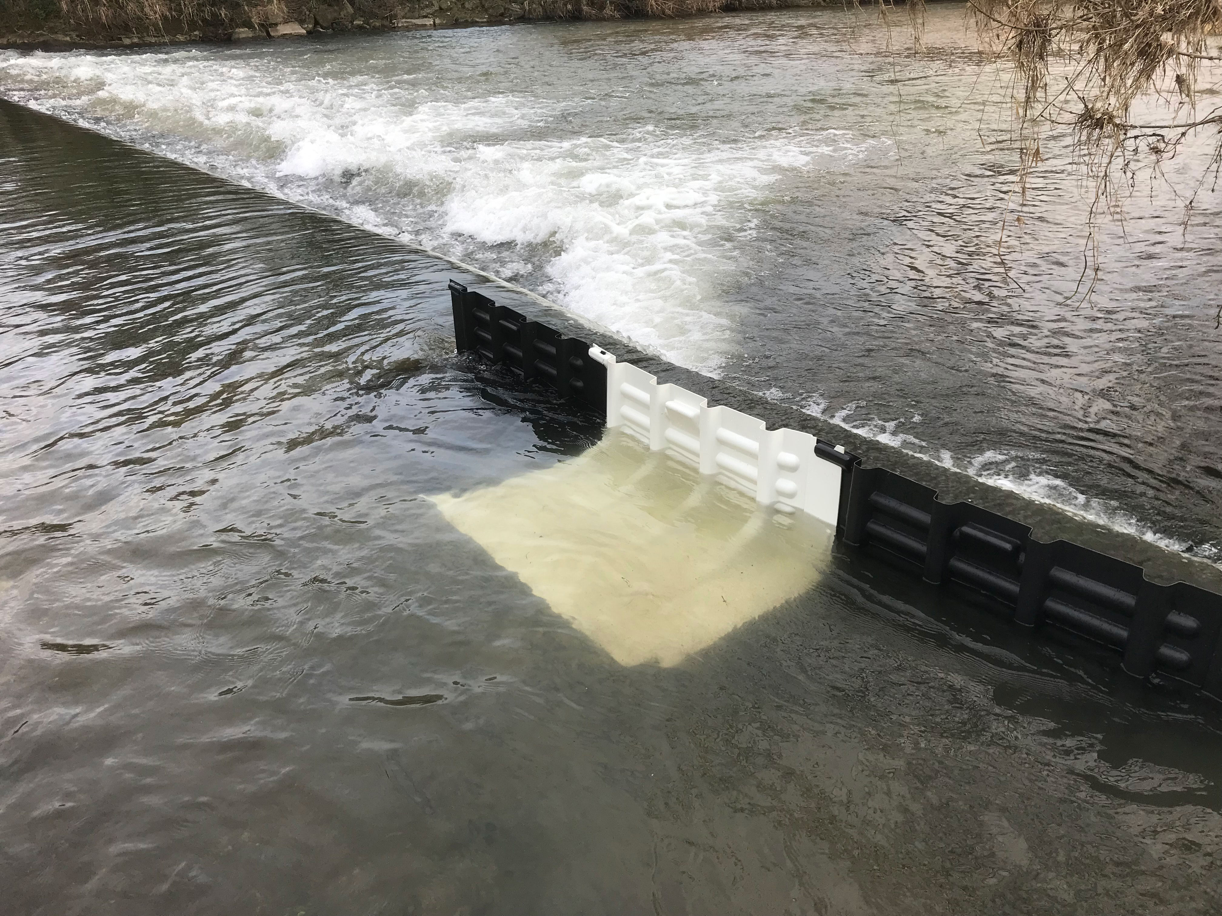 floodfence-light-divert-stream-flow-close